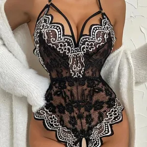 Body sexy en dentelle noire et blanche à motifs floraux avec gilet blanc en maille