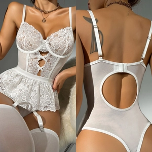 Body en dentelle blanche avec laçage frontal et bas assortis sur fond blanc pur