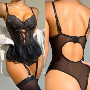 Ensemble body sexy en dentelle florale noire avec porte-jarretelles et maille transparente