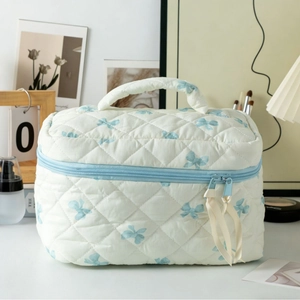 Gesteppte weiße Kosmetiktasche mit blauen Schleifenmustern und Griff zur Aufbewahrung