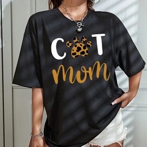 Women's black loose T-shirt featuring a leopard cat paw Cat Mom print and crew neck
