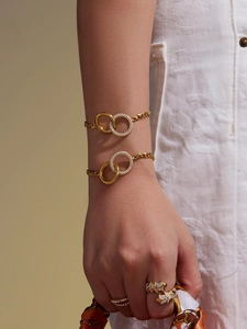 Detail eines 18k vergoldeten Doppelring-Zirkonia-Armbands und passender Blattringe mit Seidentuch