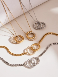 Detailansicht der gold- und silberfarbenen Halsketten und Armbänder mit Doppelring-Design