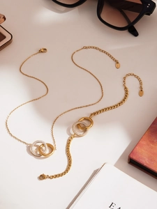 Detail von 18 Karat vergoldetem Edelstahl-Schmuckset mit Doppelringen und Zirkonia