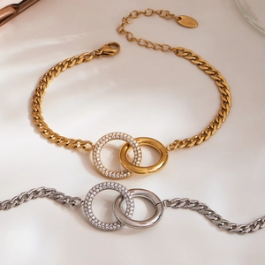 18k vergoldetes Edelstahl-Armband mit ineinandergreifenden Zirkonia-Ringen am Band