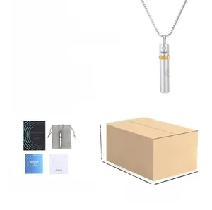 Dettaglio del ciondolo da meditazione 528Hz con corpo argento, accenti oro e sacchetto regalo