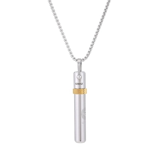 Dettaglio collana fischietto 528Hz antistress con striscia dorata e catena a sfere