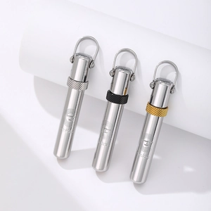 Dettaglio dei ciondoli mindfulness 528Hz in acciaio inossidabile oro, nero e argento