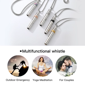 Collana con fischietto da meditazione 528Hz in acciaio inox con anelli colorati