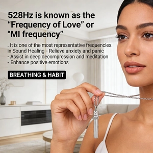 Dettaglio della collana a fischietto per meditazione 528Hz in acciaio indossata da modella