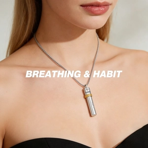 Dettaglio della collana respiratoria 528Hz con ciondolo a fischietto in acciaio bicolore