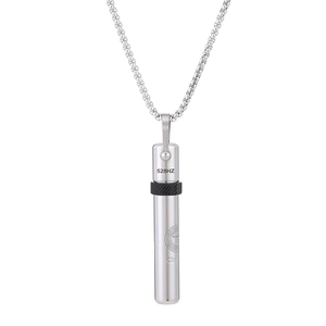 Macro dettaglio del ciondolo d'argento a frequenza 528Hz con catena a scatola
