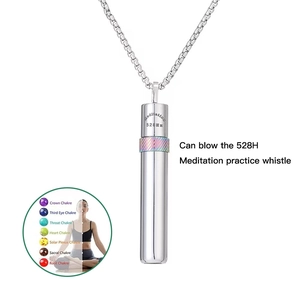 Collana da meditazione in argento con incisione 528Hz e anello chakra color arcobaleno