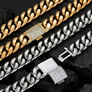 Macro di catene cubane in oro e argento con chiusura a diamante su roccia scura