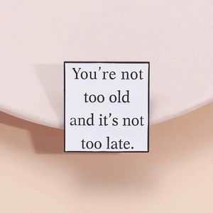 Zinklegering Emaille Pin Broche Met Inspirerende Quote You're Not Too Old En It's Not Too Late Minimalistische Vierkante Badge Sieraden Cadeau