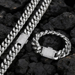 Dettaglio catena cubana argento con chiusura con zirconi incastonati su roccia vulcanica