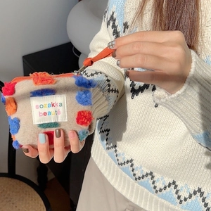 Pochette per cosmetici vintage con pompon colorati e cinturino con cerniera a mano