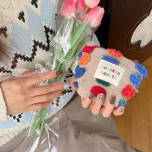 Astuccio retrò in peluche con pompon colorati per cosmetici e cellulare