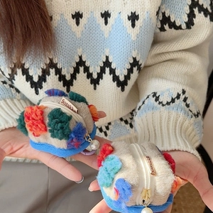 Mini borsa trucco in morbido peluche con pompon colorati e dettaglio zip con perla