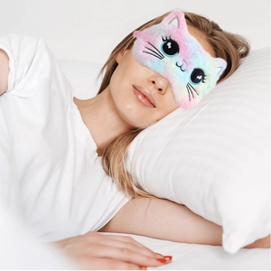Detailopname van een pluche katten-slaapmasker met pastelverloop en schattig borduurwerk