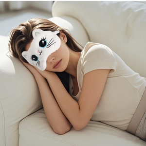 Macro-opname van een wit pluche katten slaapmasker gedragen door een model