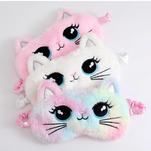 Detail van kleurrijke pluche kattenoogmaskers met zachte vacht en borduursels