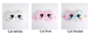 Detailweergave van de witte, roze en regenboog kleurrijke pluche katten slaapmaskers