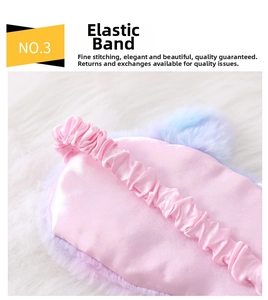 Detail van roze satijnen slaapmasker met paarse pluche rand en elastische hoofdband