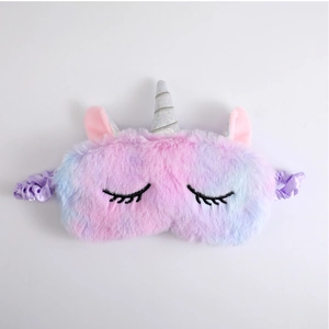 Detailopname van pluche eenhoorn slaapmasker met roze en paarse gradiënt zachte imitatiebont