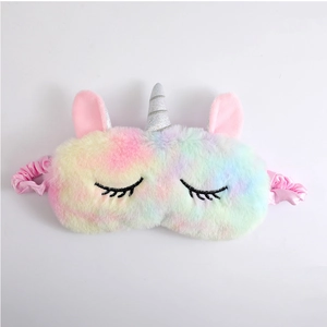 Detailweergave van zacht regenboog pluche eenhoorn slaapmasker met zilveren hoorn