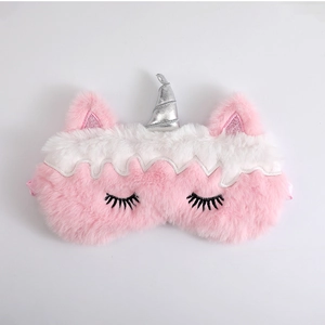 Detail van pluche eenhoorn slaapmasker met zilveren hoorn en roze lovertjes op de oren