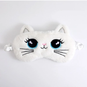 Detail van schattig wit pluche kattenoogmasker met borduursel en zachte bonttextuur