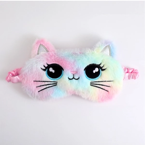 Detailopname van regenboog pluche slaapmasker met schattig geborduurd kattengezichtje