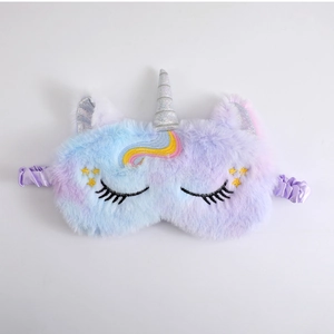 Detail van pluche eenhoorn slaapmasker met kleurverloop en hoorn van lovertjes