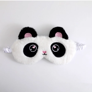 Macro-opname van panda-slaapmasker van zacht pluche met geborduurde hartvormige ogen