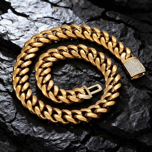 Collana a catena cubana Miami dorata con chiusura quadrata ghiacciata su sfondo scuro