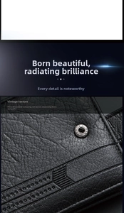 Makro-Detail der schwarzen Kunstleder-Brieftasche mit graviertem silbernem Metallknopf