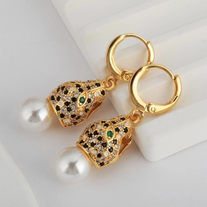Elegante vergoldete Leoparden-Ohrringe mit Zirkonia und weißen Perlen für Damen