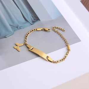 Adjustable 18K gold plated stainless steel Figaro chain bracelet with curved bar ID plate