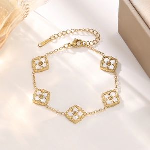 Detail of 18K gold-plated clover bracelet with white shell inlay and S-Steel tag
