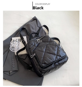 Detail eines schwarzen gesteppten Puffer-Rucksacks mit Rautenmuster aus Nylon