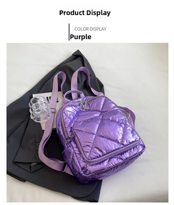 Detailansicht des lila gesteppten Daunenrucksacks mit Metallic-Effekt und Metallreißverschluss