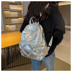 Silberner gesteppter Metall-Rucksack mit quadratischen Nähten und zwei Reißverschlussfächern