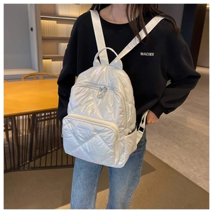 Detail eines weißen Stepprucksacks mit holografischem Finish und Perlmuttglanz an der Seite