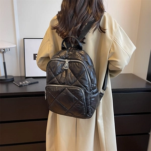 Modischer schwarzer gesteppter Daunenrucksack für Damen mit minimalistischem Rautenmuster