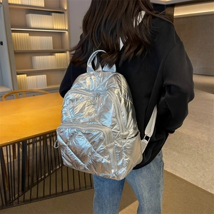 Silberner gesteppter Rucksack mit Rautenmuster für Damen im modischen Freizeit-Look
