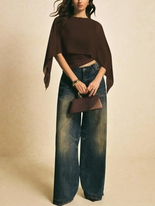 Dames top van donkerbruine chiffon met cape-mouwen en vintage jeans met wijde pijpen