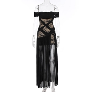 Détail de robe noire à épaules dénudées avec patchwork en dentelle et fente haute