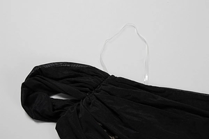 Détail de robe en tulle noir avec bande antidérapante en silicone et tissu à fronces