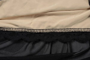 Détail de couture de dentelle noire avec maille transparente et doublure beige doux